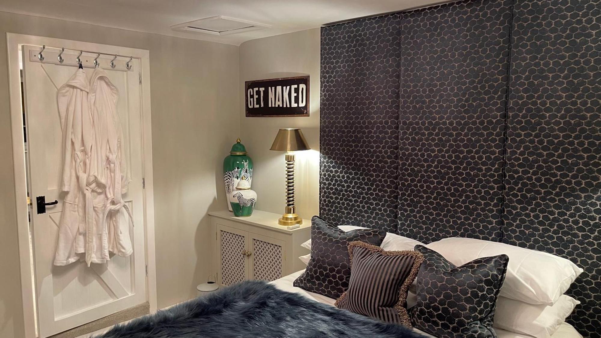 2 Bed Cosy - - High End Furnishings