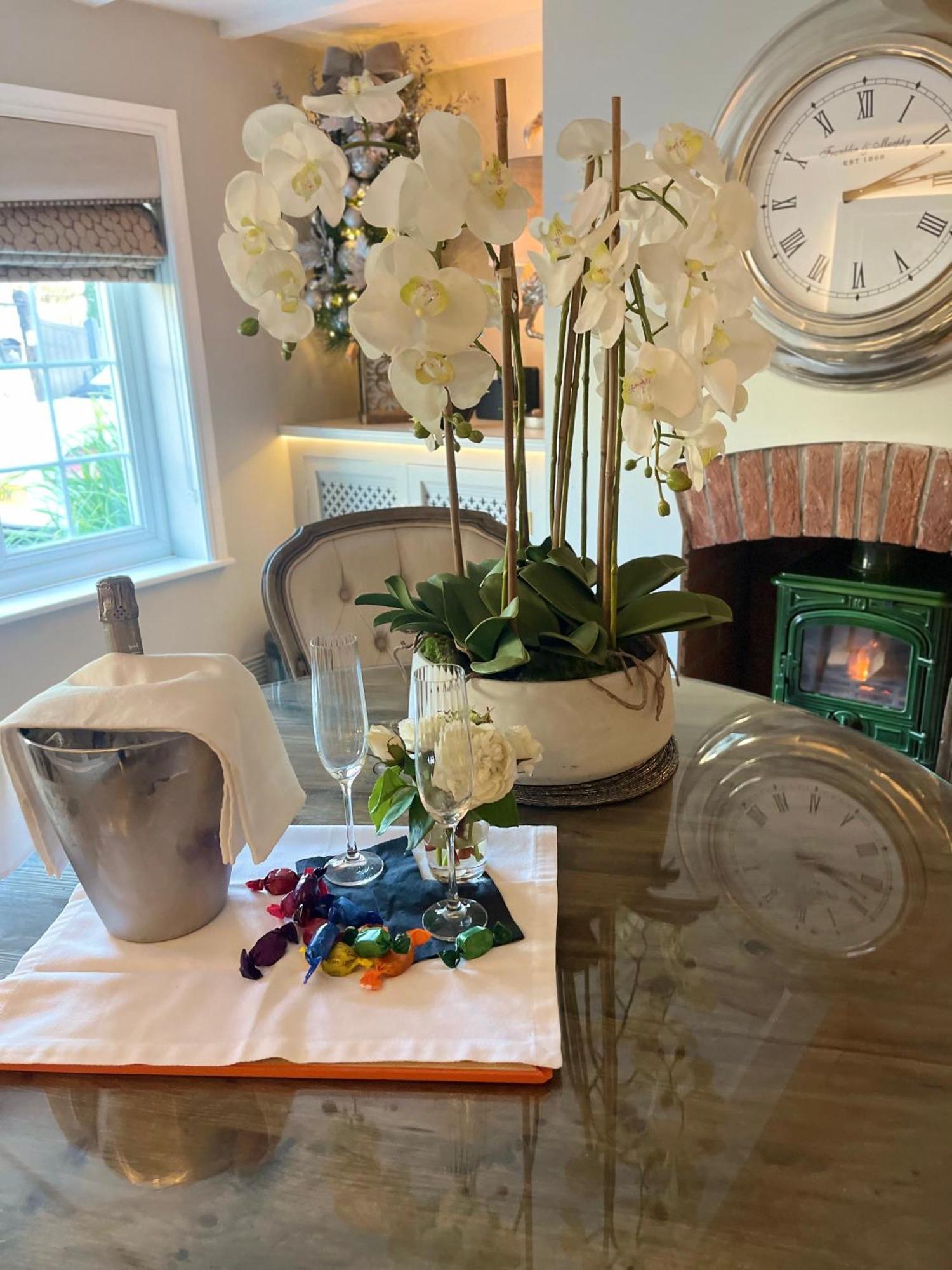 2 Bed Cosy - - High End Furnishings Apartment